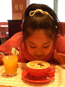 【 子育てブログ 】娘の女子会はキティちゃんカフェ！